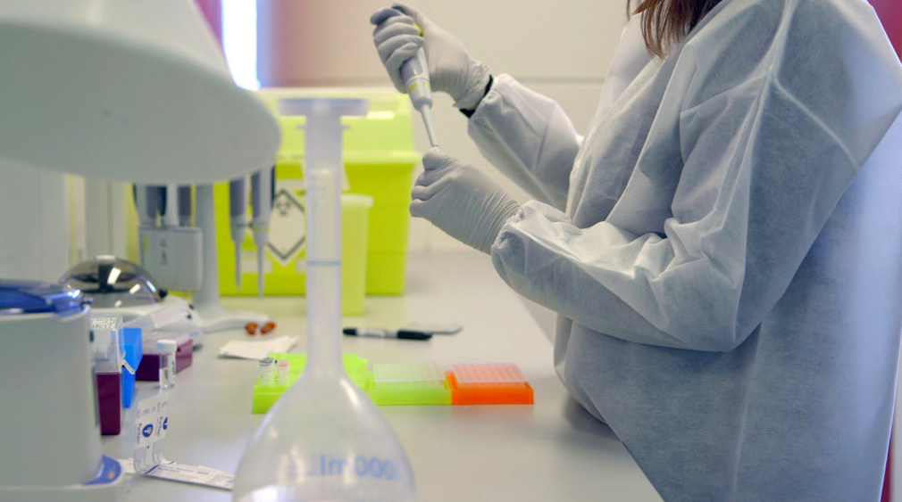 用棉簽采集你嘴里的DNA，根據它的特征定制一條專屬圍巾